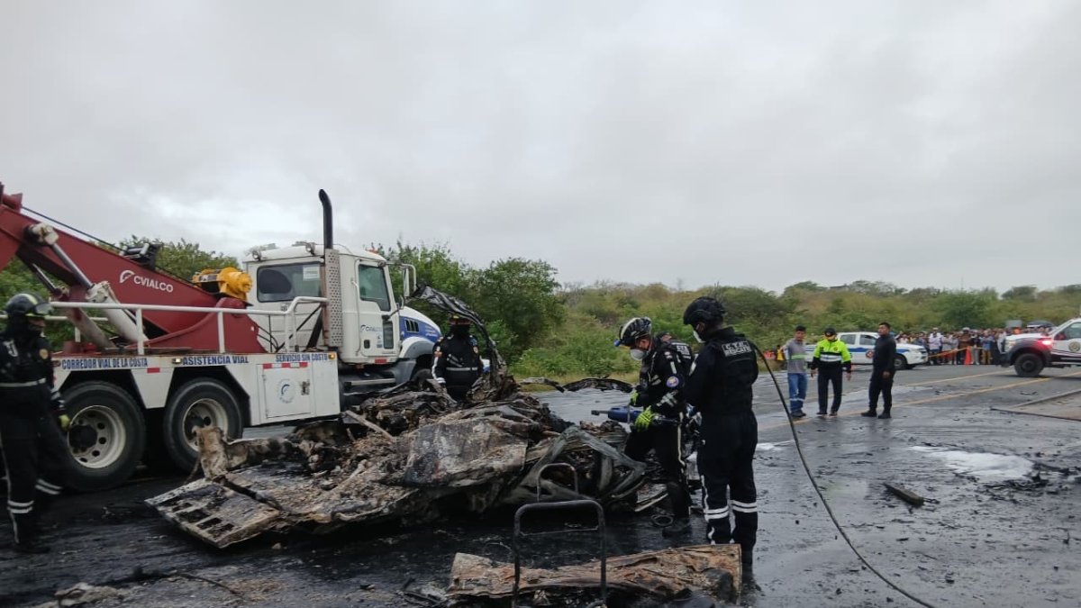 En la vía Santa Elena - Guayaquil un terrible accidente de tránsito dejó doce personas fallecidas