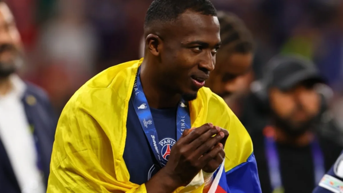 Archivo. El ecuatoriano Willian Pacho, del PSG, celebra la victoria en la final de la UEFA Champions League.