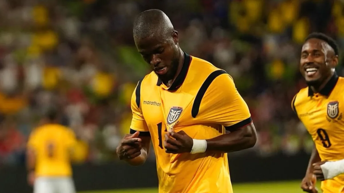Enner Valencia celebra uno de sus goles con la selección de Ecuador.