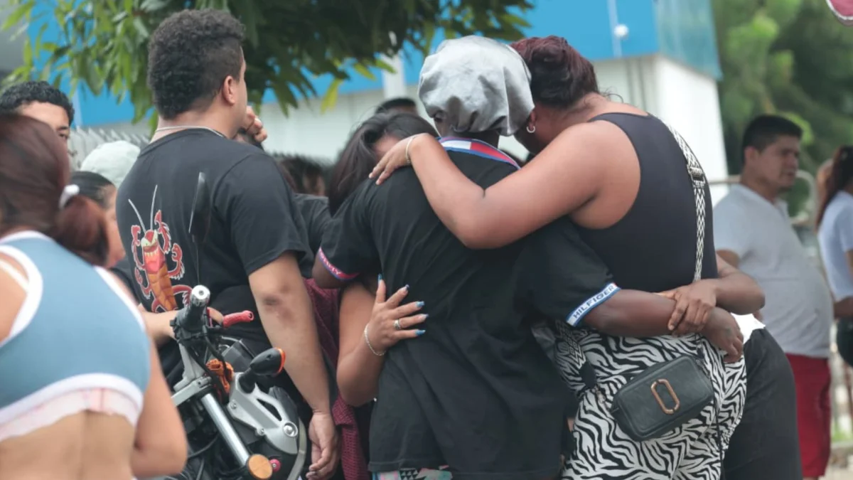 Familiares de las víctimas del siniestro acudieron al laboratorio forense en Guayaquil.