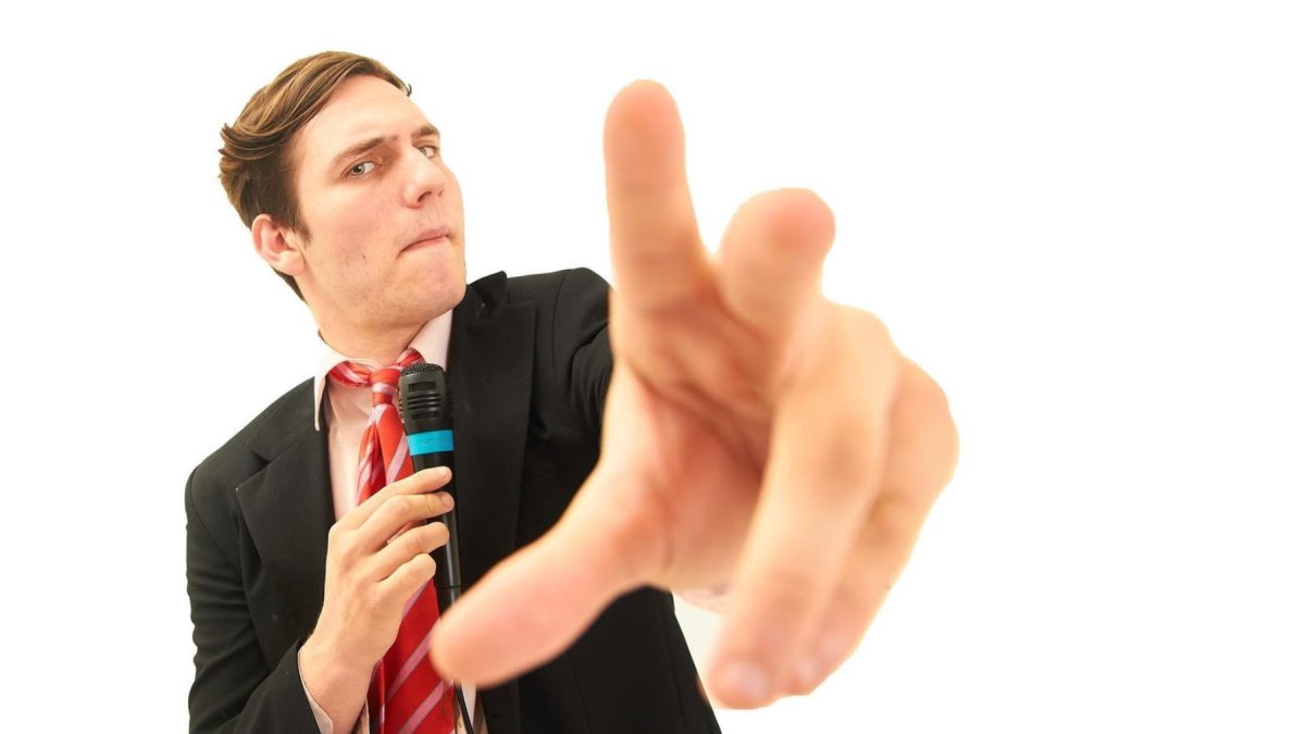 El creador de contenido aparece con micrófono en mano, en una imagen que refleja el estilo directo y performático que marcó su presencia en redes sociales.