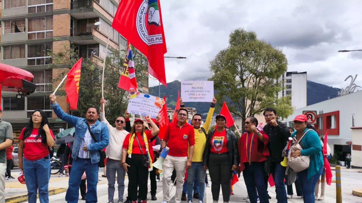 Docentes de la UNE marcharon hacia la Corte Constitucional para presentar una demanda de inconstitucionalidad contra el Acuerdo Ministerial 0045-A.