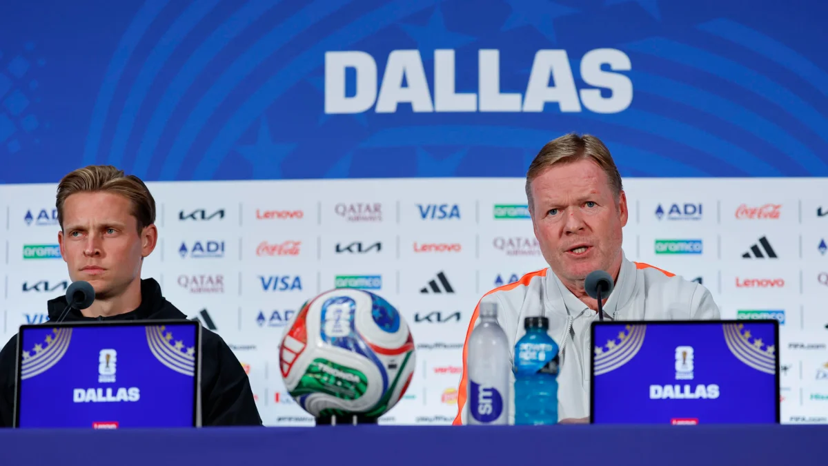 El seleccionador de los Países Bajos, Ronald Koeman (der.), junto al jugador Frenkie de Jong, en una rueda de prensa del Mundial 2026. Ambos hablan el neerlandés.
