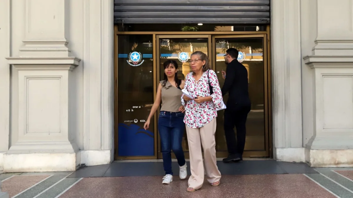 Trámites. Los adultos mayores denuncian falta de orientación; indican que cada cónyuge debe hacer la gestión.