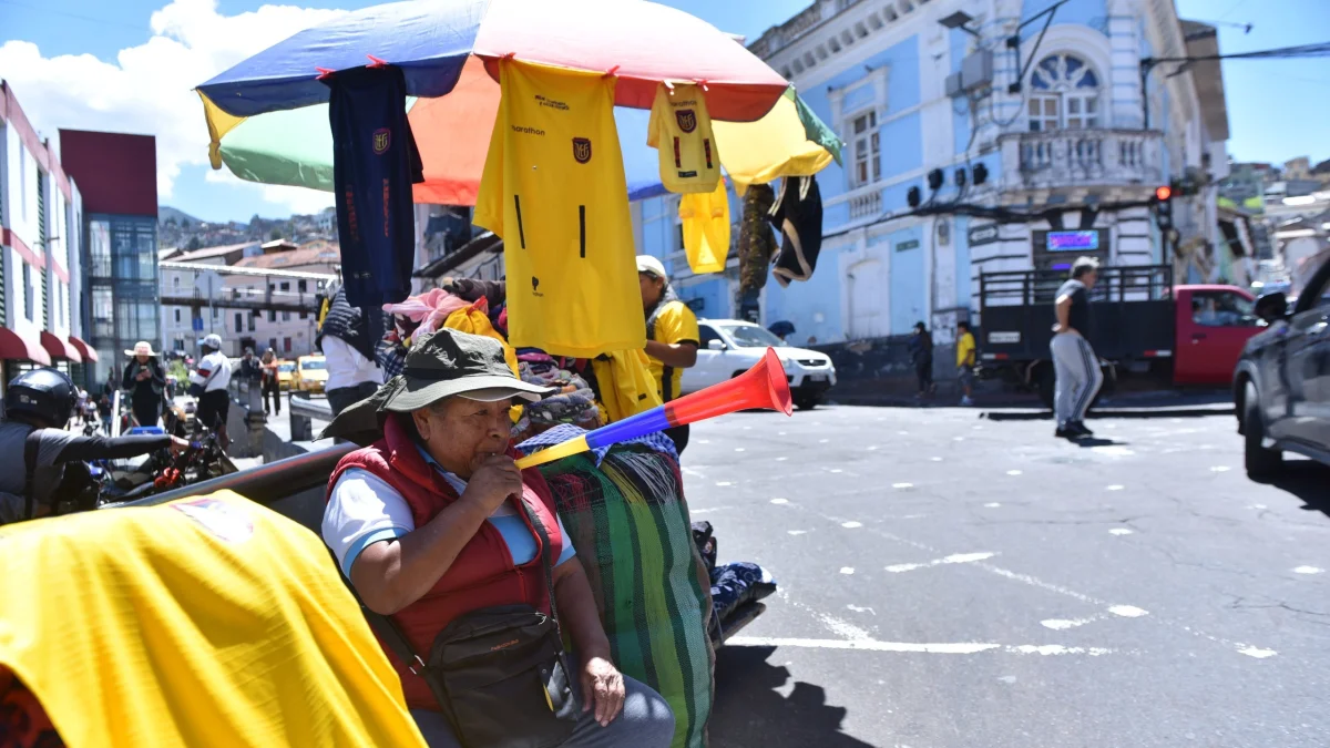 Las vuvuzelas mundialistas se han sumado al ruido generado por vendedores ambulantes.