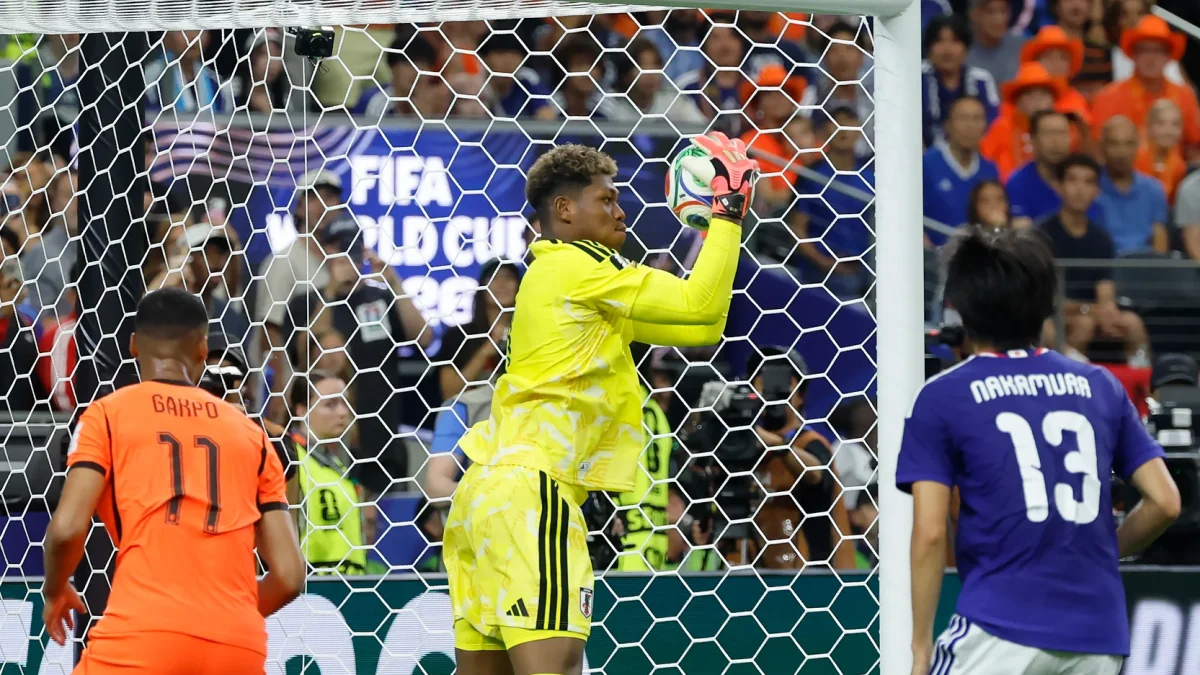 Zion Suzuki (c) de Japón controla el balón este domingo, en un partido del grupo F del Mundial de la FIFA 2026.