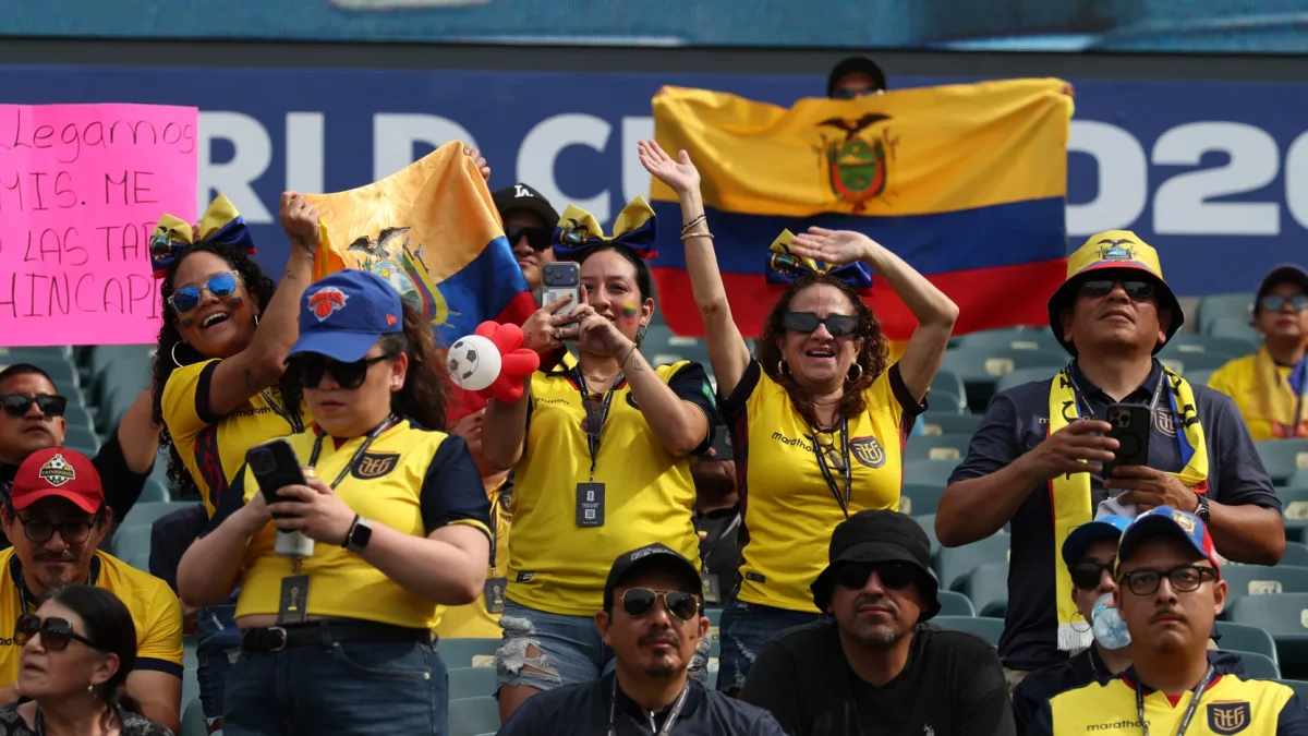 Aficionados animan su equipo este domingo, previo a un partido del grupo E del Mundial de la FIFA 2026 entre Costa de Marfil y Ecuador