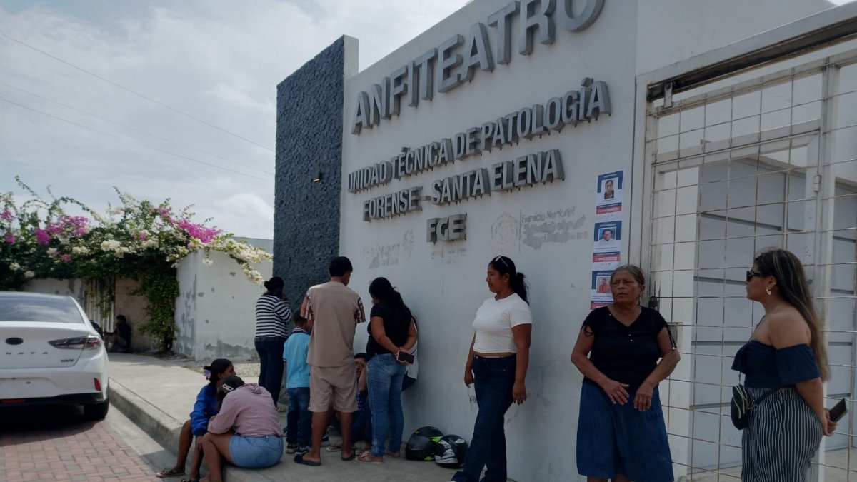 En las afueras del centro forense de Santa Elena los allegados de las doce víctimas buscaban conocer detalles