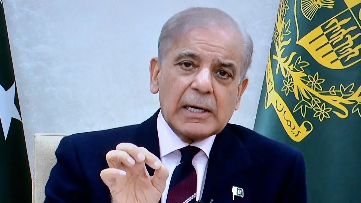 El primer ministro de Pakistán, Shehbaz Sharif, durante una alocución, en Peshawar.