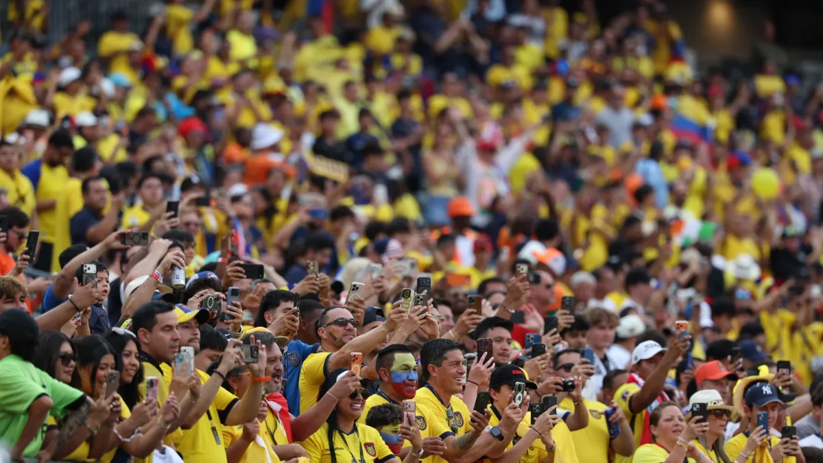Hinchas ecuatorianos alientan a la Tri en las gradas del estadio de Filadelfia, minutos antes del debut frente a Costa de Marfil en el Mundial 2026.