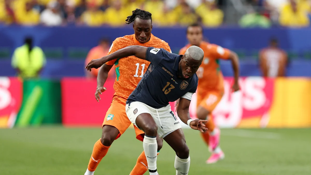 Enner Valencia en control de la pelota en el duelo de Ecuador ante Costa de Marfil.