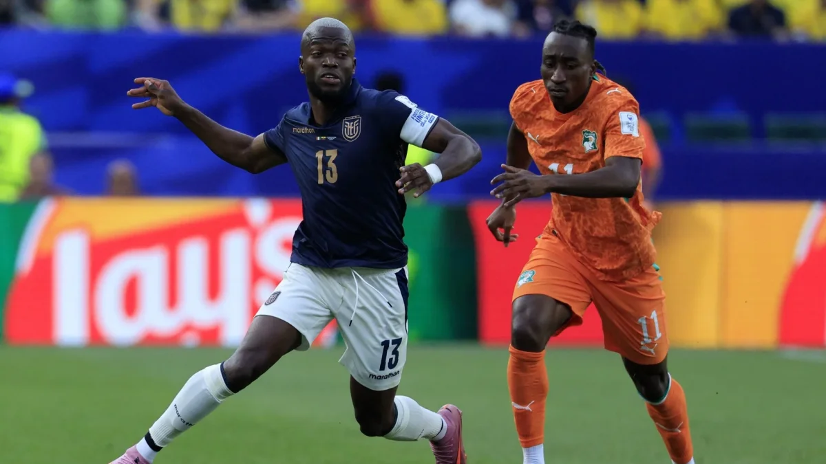 Enner Valencia disputa un balón con Yan Diomande durante el partido entre Ecuador y Costa de Marfil por la primera fecha del Grupo E del Mundial 2026, en Filadelfia.