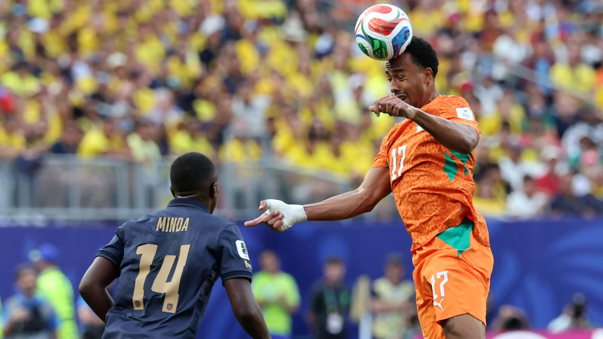 Ecuador vs. Costa de Marfil: Alan Minda (14) estrelló el balón en el travesaño.