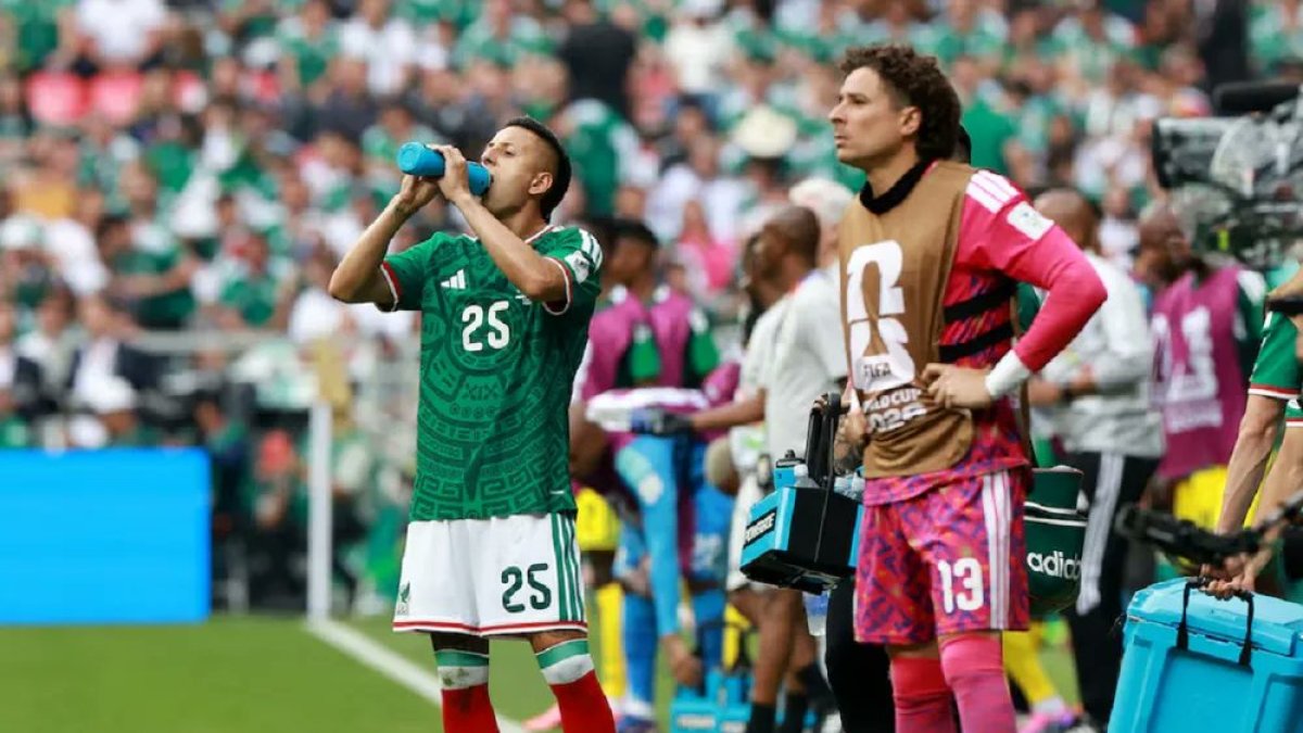 Las pausas de hidratación se empezaron a implementar obligatoriamente en el actual torneo de la FIFA en los minutos 22 de cada tiempo de juego.
