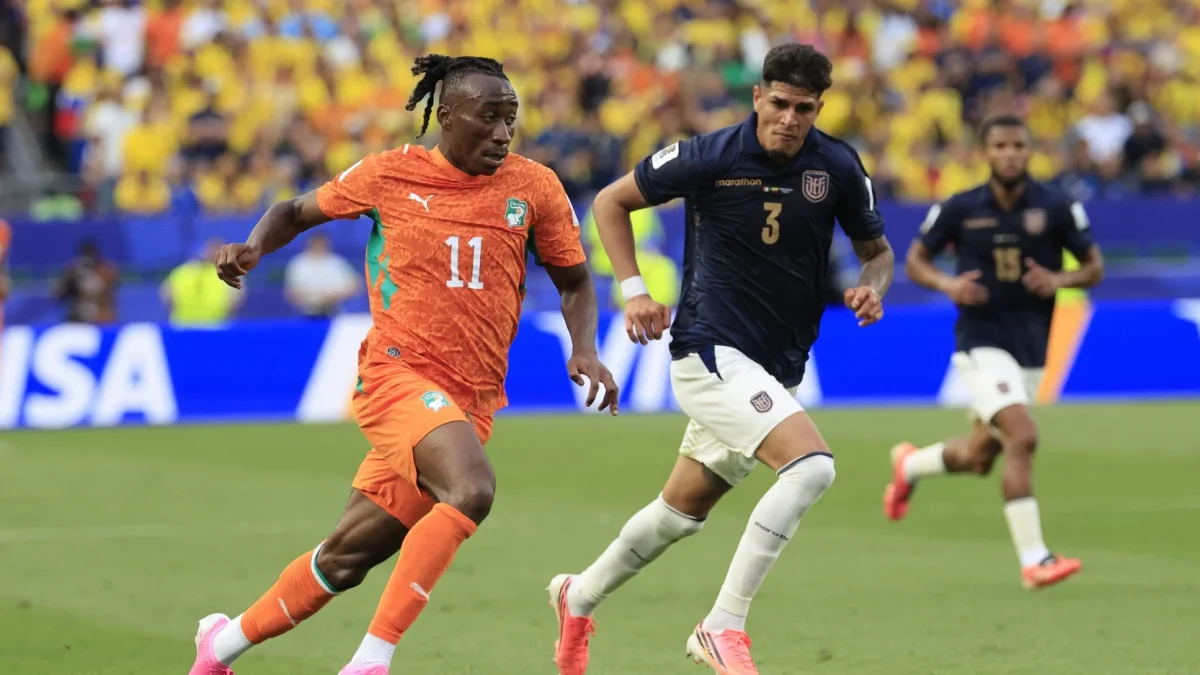 Piero Hincapié intenta contener el avance de Yan Diomandé durante el partido entre Ecuador y Costa de Marfil en el Mundial 2026 disputado en Filadelfia.