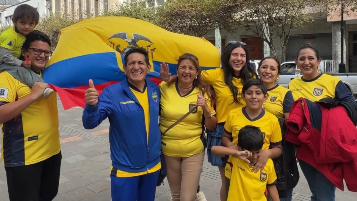 Hinchas cuencanos siguieron con entusiasmo el debut de Ecuador en el Mundial 2026, en una jornada marcada por la ilusión y el apoyo a la Tricolor.