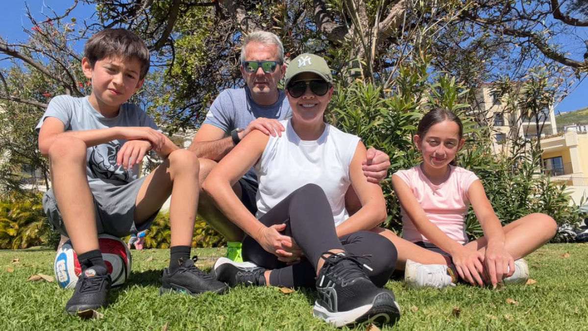 La familia ya está instalada en Cascais, mientras espera la llegada de Frida, su perrita, que permanece temporalmente en Madeira.