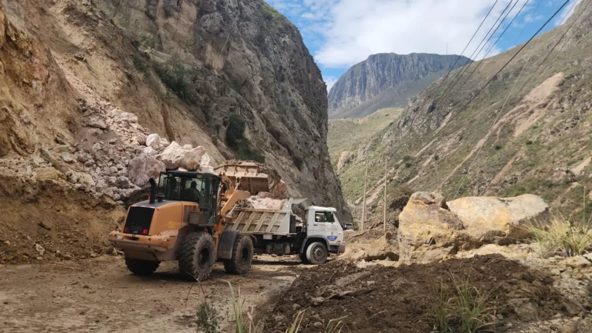 Entre los kilómetros 76 y 90 se han desalojado cerca de 10.000 metros cúbicos de rocas y tierra.