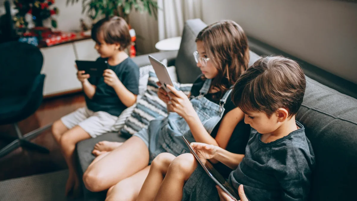 La nueva legislación, que entrará en vigor en la primavera de 2027, establece la prohibición del acceso a redes sociales para menores de 16 años.