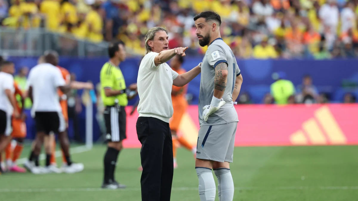 Ecuador vs. Costa de Marfil: el arquero Hernán Galíndez recibiendo indicaciones de Sebastián Beccacece.