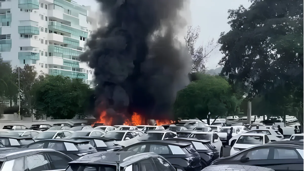 Dos helicópteros colisionaron en el aire y se precipitaron sobre el estacionamiento de una concesionaria de autos eléctricos.