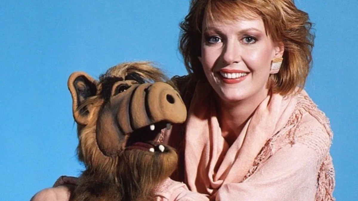 Anne Schedeen junto al personaje ALF, en una de las imágenes icónicas de la serie.