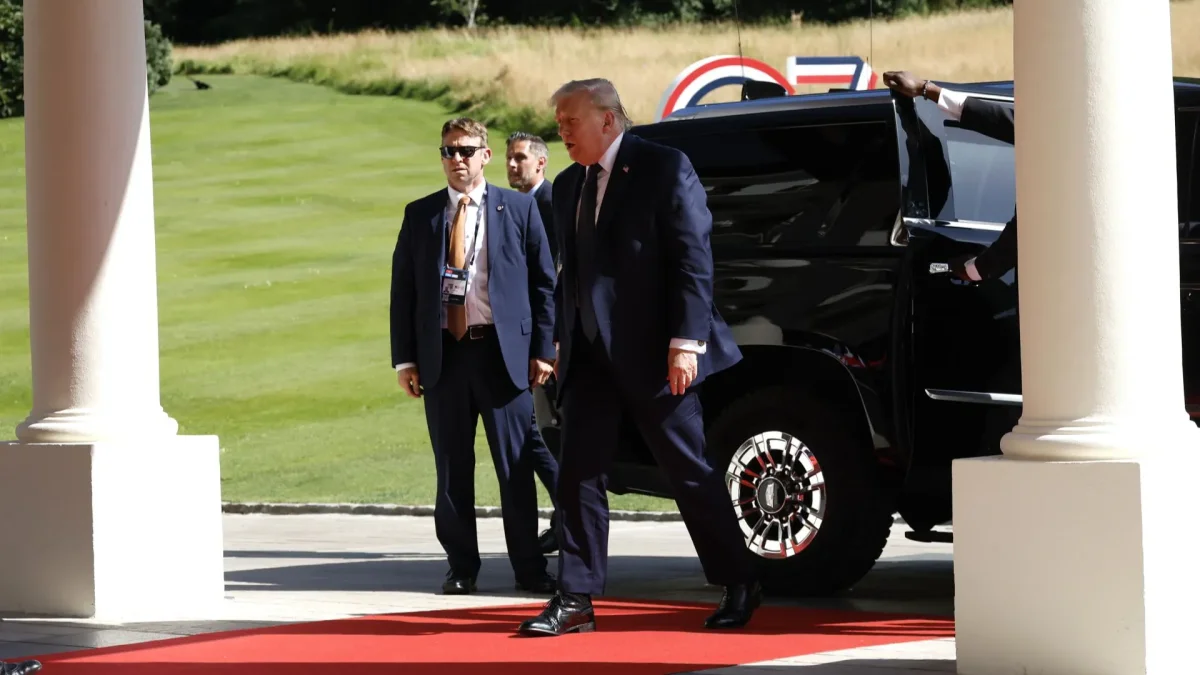 El presidente de Estados Unidos, Donald J. Trump, llega al Hotel Royal antes de la cumbre del G7 en Évian-les-Bains, Francia, el 15 de junio de 2026.