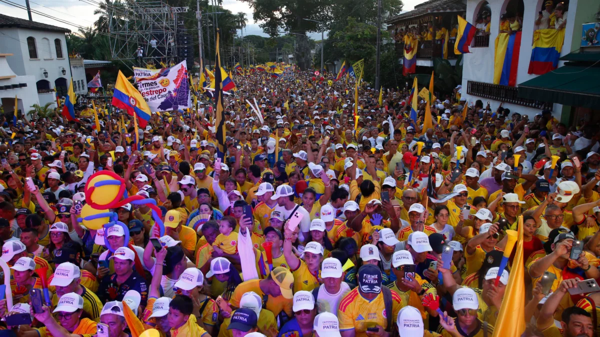 Simpatizantes se concentran con banderas y consignas en apoyo a la campaña, en medio del anuncio de alto el fuego del ELN para la segunda vuelta presidencial en Colombia.