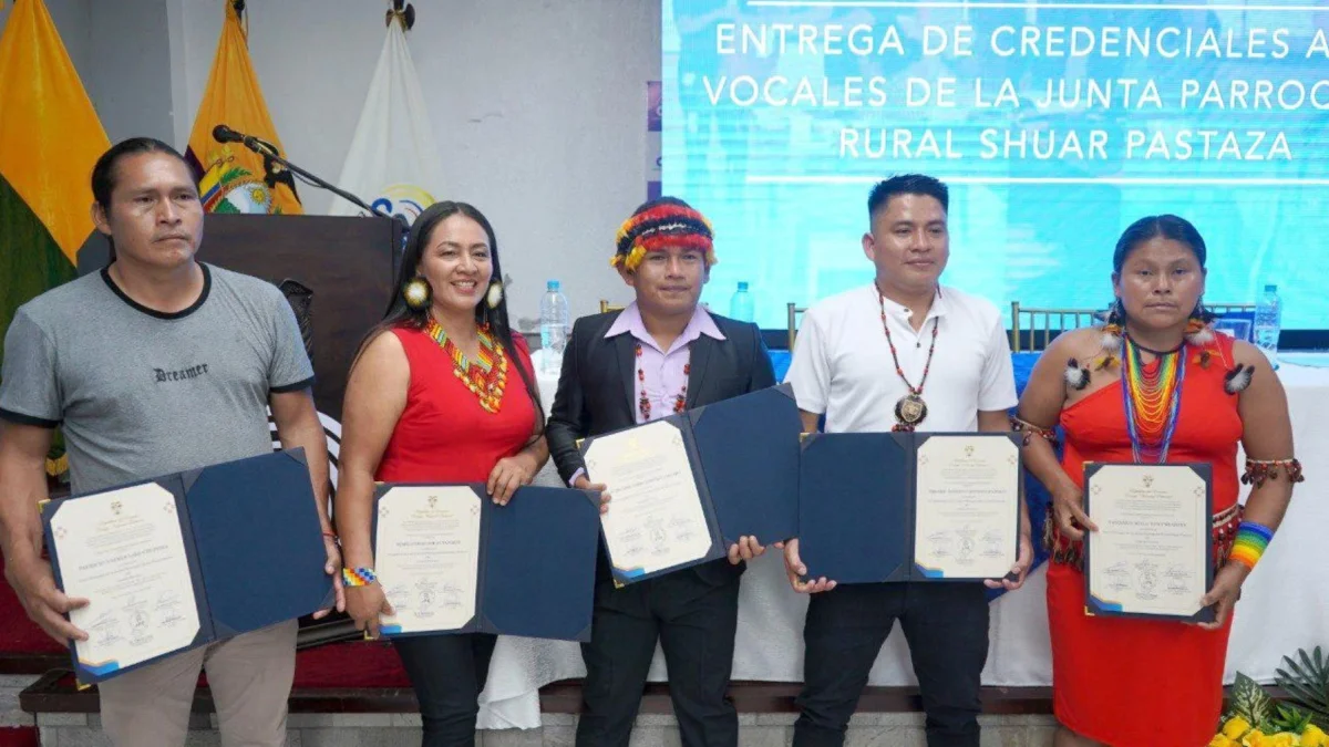 Representantes del CNE entregaron las credenciales a los vocales principales y suplentes electos de la Junta Parroquial Rural Shuar Pastaza, en un acto realizado en la provincia amazónica.
