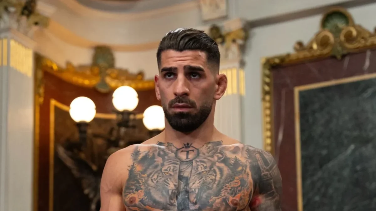 Ilia Topuria se prepara para ingresar al octágono antes de la pelea estelar de UFC Casa Blanca.