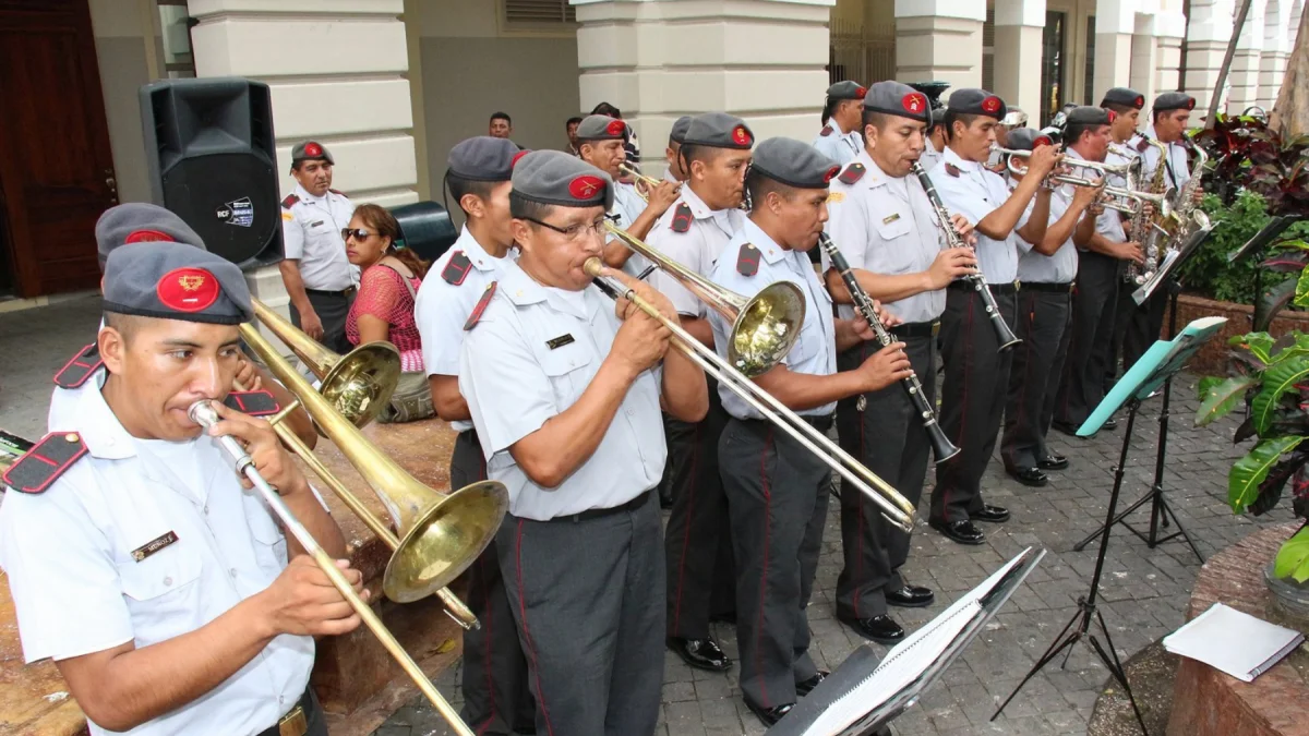 Integrantes de la banda institucional de la Policía Nacional durante una presentación pública, en el marco de la convocatoria para nuevos músicos.