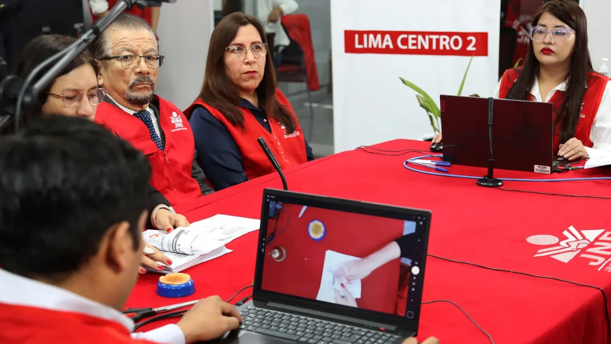 Integrantes del Jurado Electoral Especial de Lima Centro 2 (JEE LC 2) recuentan votos de la segunda vuelta presidencial de Perú este lunes, en Lima (Perú).