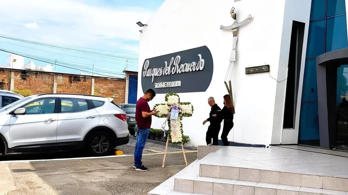 Familiares y amigos de la fiscal Alexandra Bravo y su hermana acudieron a la sala de velación en donde se realiza el funeral de la funcionaria atacada en Manta.