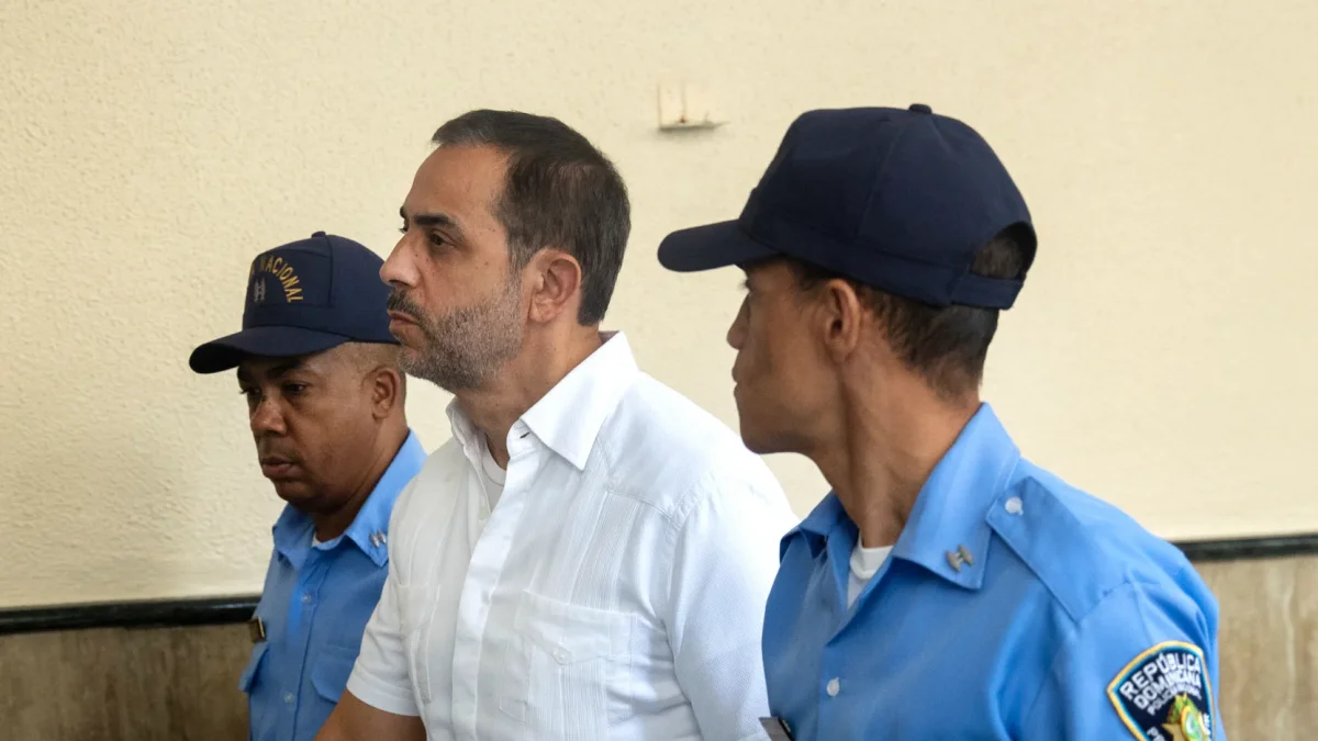 El propietario de la discoteca Jet Set, Antonio Espaillat (c), asiste a una audiencia este lunes, en el Palacio de Justicia en Santo Domingo (República Dominicana).