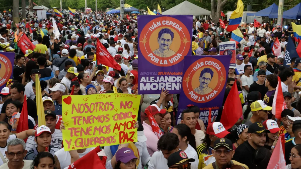 Seguidores del candidato de izquierda a la Presidencia de Colombia, Iván Cepeda, asisten al cierre de su campaña este domingo en Soledad (Colombia).