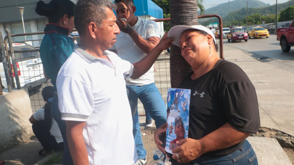 Los familiares de las víctimas del siniestro vial portaban sus fotografías afuera del centro forense.