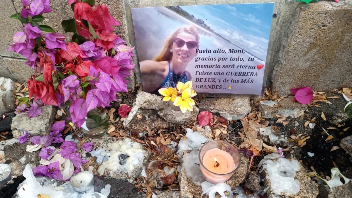 Velas, flores y mensajes de despedida acompañan los homenajes a Monika Silva en Santa Elena.