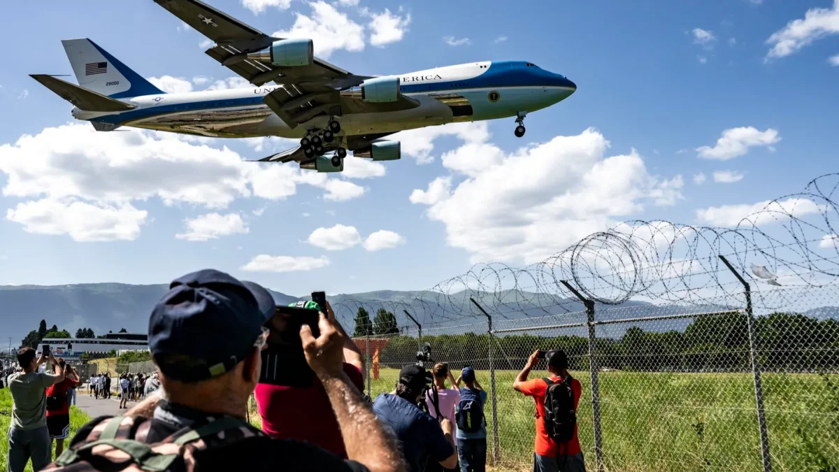 El Air Force One, en el que viaja el presidente de EE.UU., Donald Trump, aterriza en el aeropuerto de Ginebra para la cumbre del G7 de Evian, en Ginebra (Suiza), el 15 de junio de 2026.