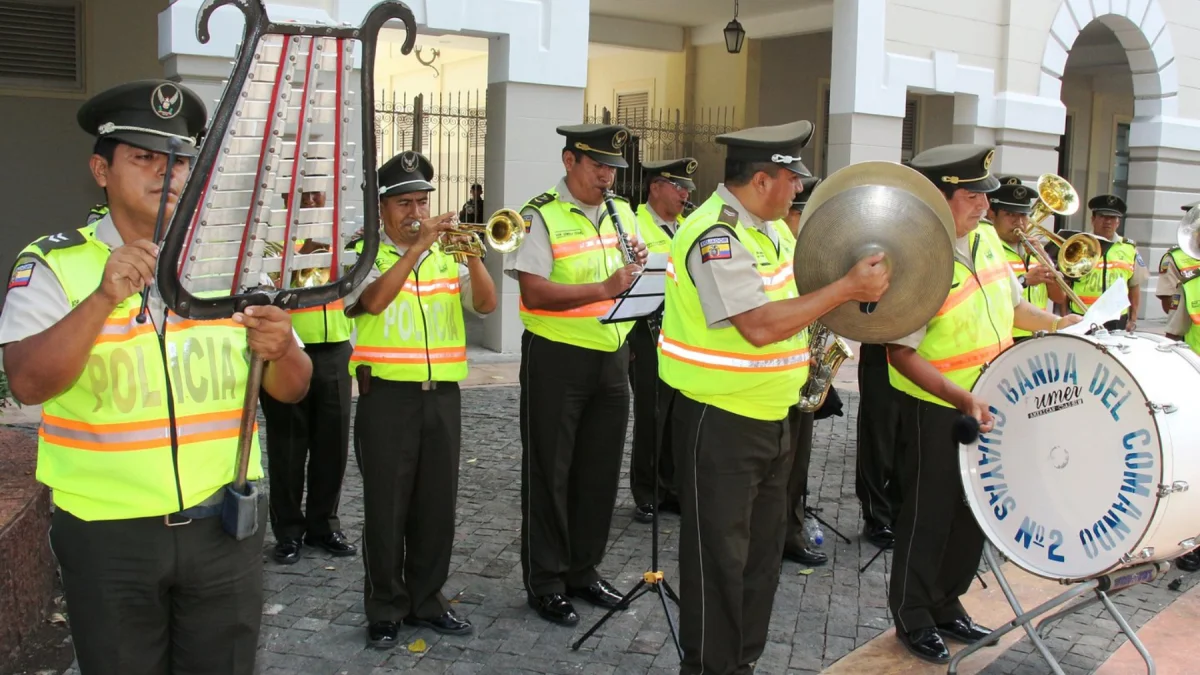 Integrantes de la banda institucional de la Policía Nacional durante una presentación pública, en el marco de la convocatoria para nuevos músicos