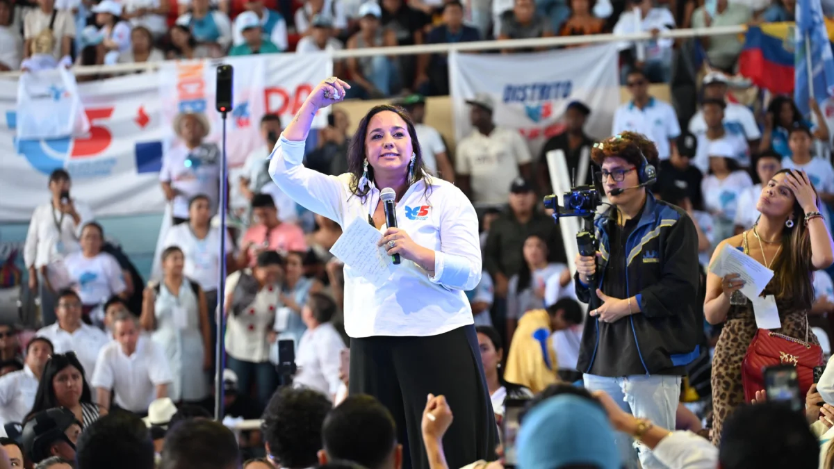 Referencial. Gabriela Rivadeneira participa en un acto político en Guayaquil.