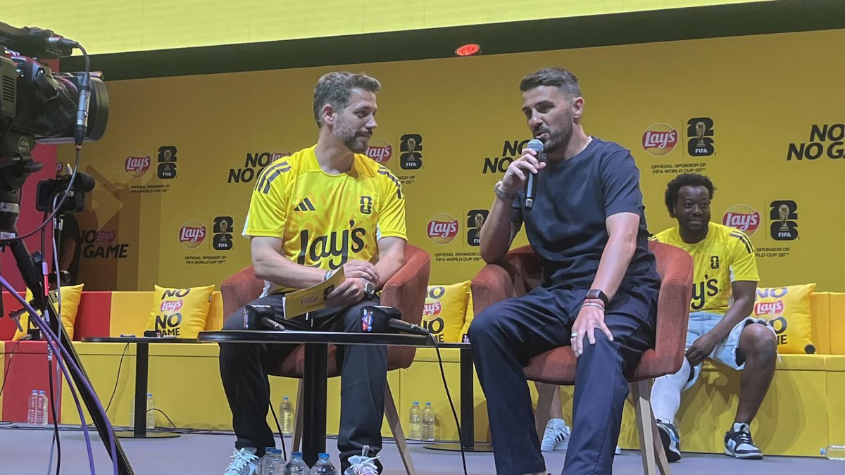 David Villa (der.) participó en un evento especial en el pabellón Vista Alegre de Madrid.