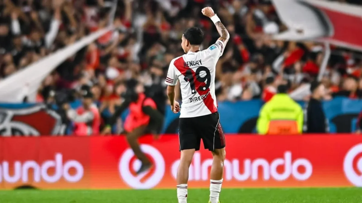 Kendry Páez saluda a la afición de River Plate durante un partido del conjunto argentino.
