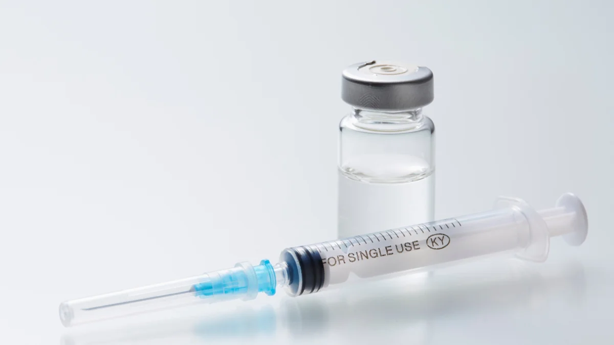 Referencial. Jeringa y vial utilizados en investigaciones médicas, en el marco del desarrollo de vacunas universales para prevenir futuras pandemias.