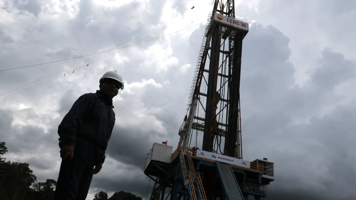 Petróleo. La caída del WTI impacta ingresos del Estado y costos de derivados.