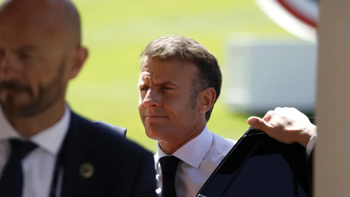 El presidente francés Emmanuel Macron (derecha) llega al Hotel Royal antes de la cumbre del G7 en Evian-les-Bains, Francia, el 15 de junio de 2026.