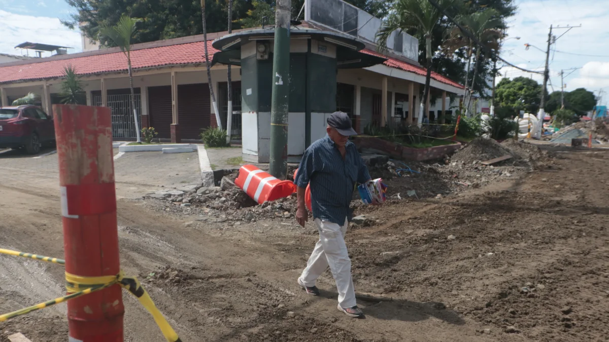 Alborada. La vida comercial en esta parte del norte está frenada por los trabajos. Comercios buscan abrirse paso entre el polvo.
