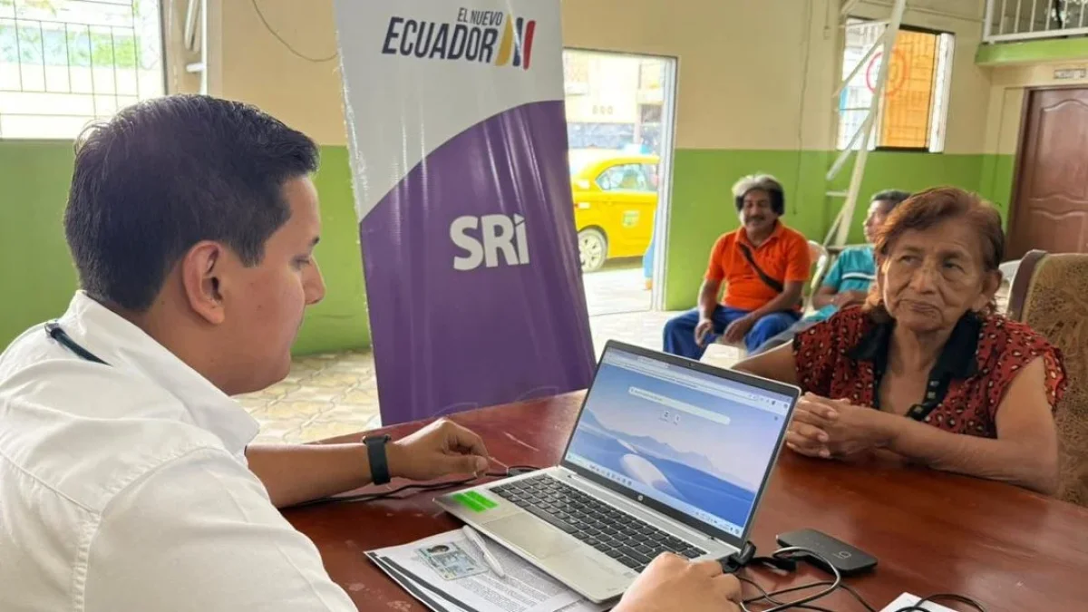 Una mujer de la tercera edad pide información sobre la devolución del IVA.