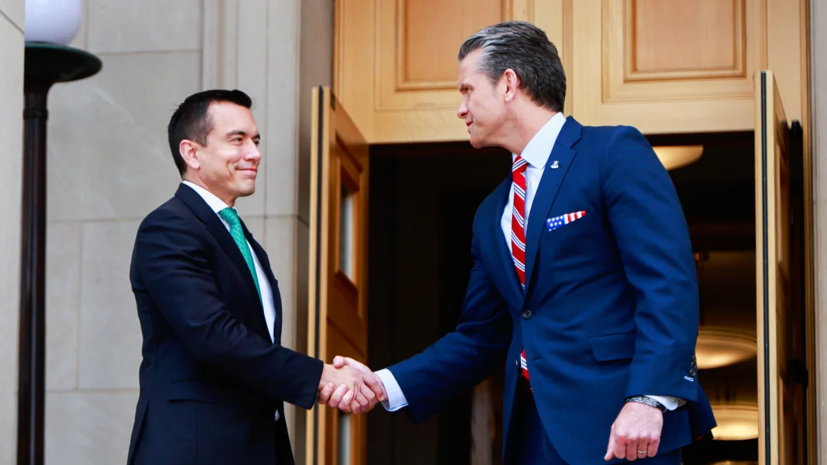 El presidente Daniel Noboa es recibido por Pete Hegseth, secretario de Guerra de los Estados Unidos.