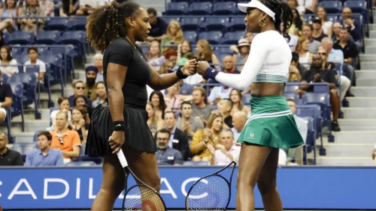 Serena Williams (izq.) regresará a Wimbledon en el torneo de dobles junto a su hermana Venus