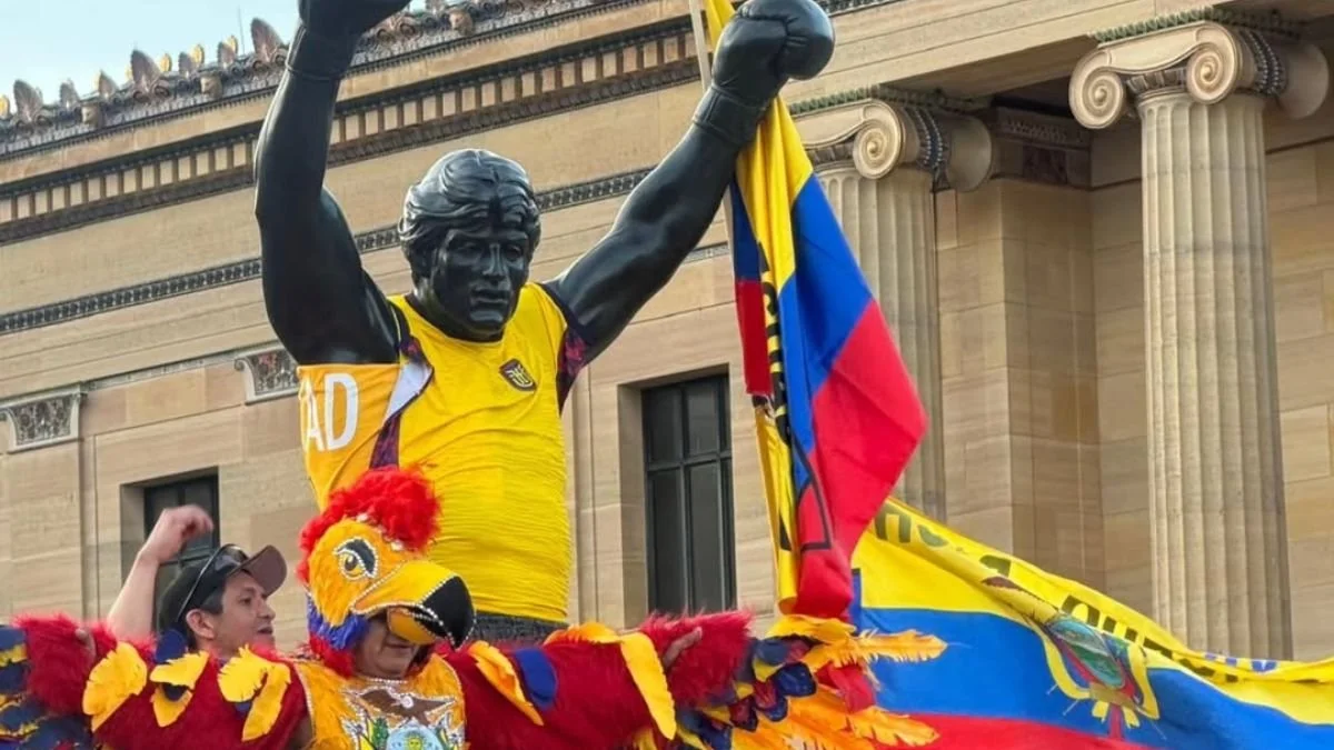 La estatua de Rocky con la bandera y camiseta de Ecuador.
